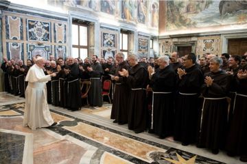 Papa franjevcima: Zagrlite gubavce našega doba Papa franjevcima: Zagrlite gubavce našega doba