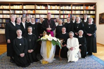 Uskrsno čestitanje redovnica nadbiskupu Barišiću