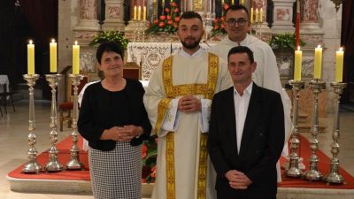 Zadarski nadbiskup zelimir puljic zaredio za dakona fra pavla ivica 5