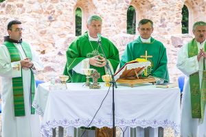 Biskup Košić predslavio misu na ostacima pavlinskog samostana na Petrovoj gori