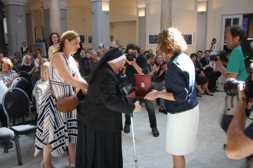 Rizničarka Riznice zagrebačke katedrale s. Lina Slavica Plukavec laureatkinja Nagrade „Vicko Andrić“