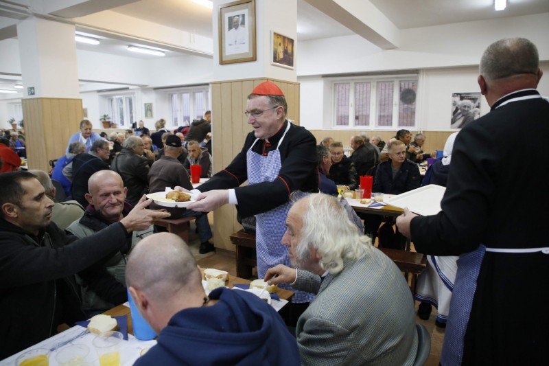 Kardinal Bozanić blagovao s korisnicima pučke kuhinje Misionarki ljubavi Kardinal Bozanić blagovao s korisnicima pučke kuhinje Misionarki ljubavi