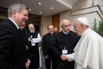Papa se susreo s vrhovnim poglavarima i poglavaricama redovničkih družbi Papa se susreo s vrhovnim poglavarima i poglavaricama redovničkih družbi