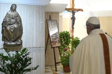 Papa molio za redovnice u Domu Sv. Marte Papa molio za redovnice u Domu Sv. Marte