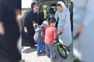 Prijatelji Maloga Isusa iz Zagreba donirali vrtiću u Selima vozilice