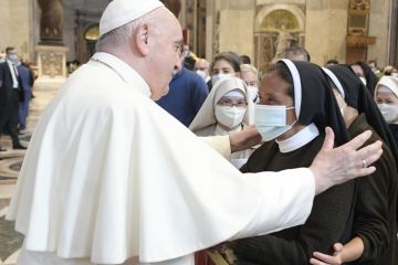 VIDEO Papa s franjevkom oslobođenom u Maliju VIDEO Papa s franjevkom oslobođenom u Maliju