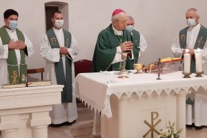 Zadovoljština za svetogrđe: Mons. Puljić ponovno blagoslovio crkvu Rođenja sv. Ivana Krstitelja na R