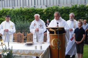 Godišnja proslava Gospe Lurdske u vrtu samostana Presvetog Srca Isusova na Pomeriju