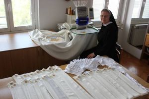 Školske sestre franjevke iz Hercegovine završile izradu misnice za papu Franju