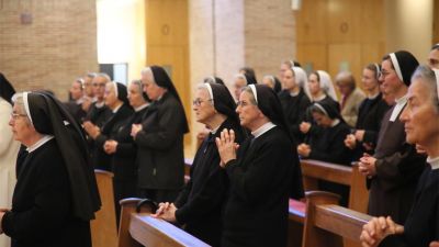 Nadbiskup kutlesa predslavio misu na zavrsetku 40 redovnickih dana u zagrebu 8