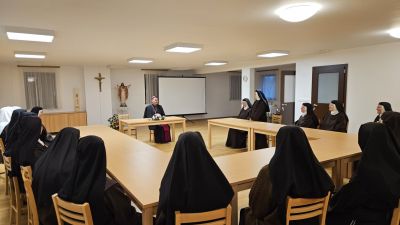 Biskup medo posjetio sudionice tecaja u gospickom karmelu 3