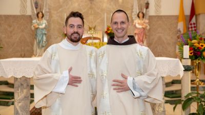 Fra danijel sentic i fra jakov jure nikolic za dakone zaredeni u chicagu 2