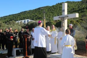 Mons. Roko Glasnović blagoslovio spomen-obilježje