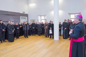 Božićno čestitanje sisačkog biskupa Vlade Košića i svećenika, redovnika i redovnica