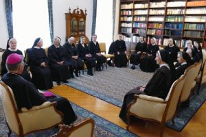 Uskrsno čestitanje redovnicâ nadbiskupu Barišiću