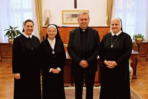 S. Maria Dulce Adams, vrhovna glavarica Družbe Kćeri Božje ljubavi, na primanju kod biskupa Mrzljaka