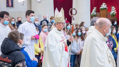 U baziliku sv kvirina na trajno stovanje stigle relikvije sv faustine kowalske i bl mihaela sopoc 6