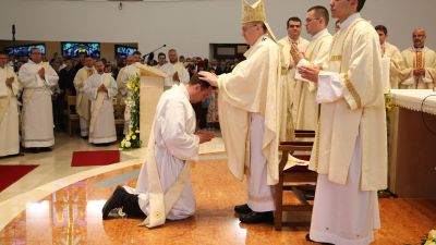 Kardinal bozanic zaredio 19 novih svecenika 1