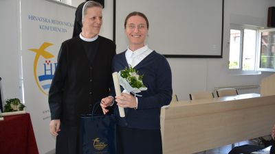 Podijeljene diplome u skoli za novakinje (6)