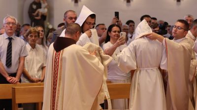 Nadbiskup drazen kutlesa zaredio petnaestoricu novih svecenika 12