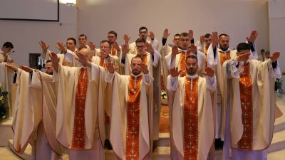 Nadbiskup drazen kutlesa zaredio petnaestoricu novih svecenika 8