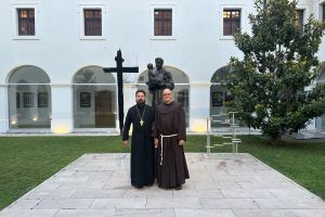 Arhimandrit Stefanović posjetio franjevački samostan u Vukovaru