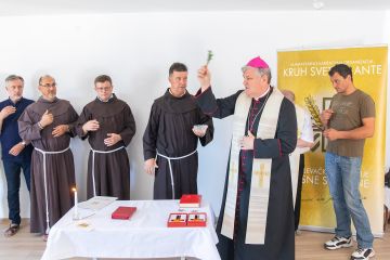 Biskup Košić blagoslovio nove kuće obitelji Vučak i Tadić u Petrinji Biskup Košić blagoslovio nove kuće obitelji Vučak i Tadić u Petrinji