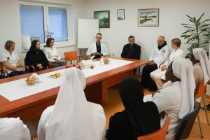 Biskup Martinović pohodio bolnicu sv. Rafaela na Strmcu