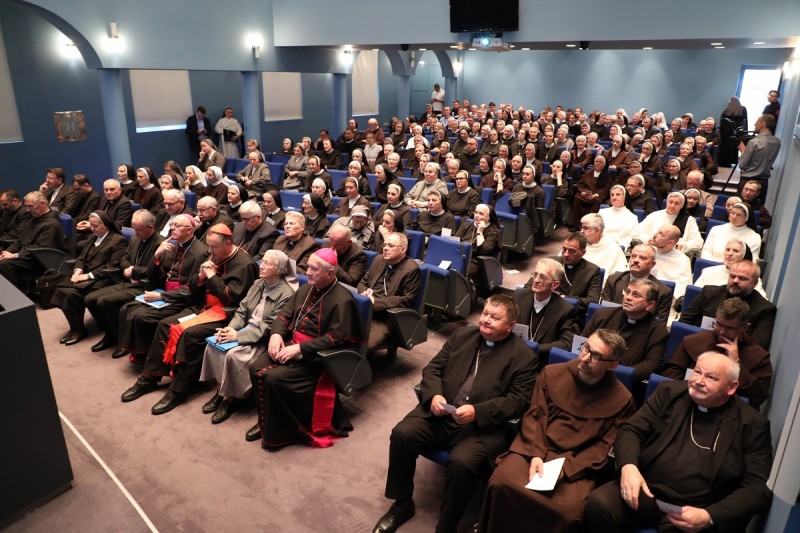 Dikasterij za ustanove posvećenog života i družbe apostolskog života Dikasterij za ustanove posvećenog života i družbe apostolskog života