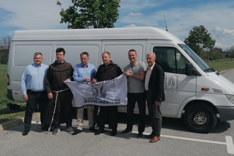 Franjevačkoj udruzi „Kruh svetog Ante“ darovano kombi vozilo Franjevačkoj udruzi „Kruh svetog Ante“ darovano kombi vozilo