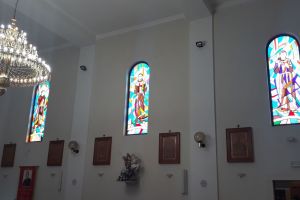 Franjevci – mučenici oslikani na prozorima župne crkve Sv. Jure u Kruševu
