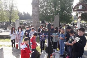 Gospićki osnovnoškolci posjetili grob službenice Božje s. Žarke Ivasić