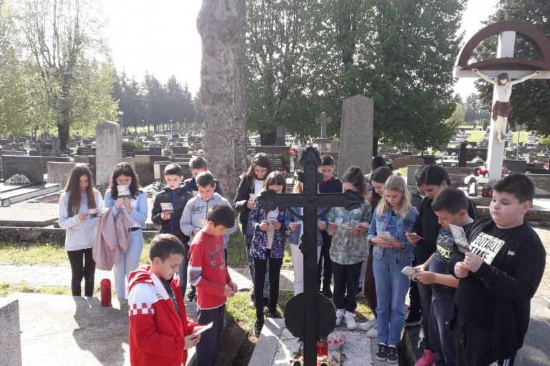 Gospićki osnovnoškolci posjetili grob službenice Božje s. Žarke Ivasić