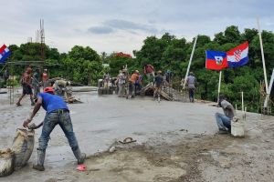 Hrvatske misionarke u Haitiju: Izlivena krovna ploča na Kući Maloga Isusa
