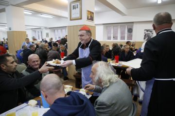Kardinal Bozanić blagovao s korisnicima pučke kuhinje Misionarki ljubavi Kardinal Bozanić blagovao s korisnicima pučke kuhinje Misionarki ljubavi