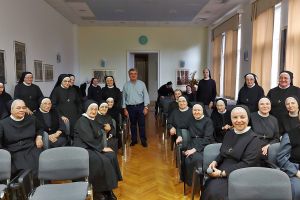 Misionar don Ivan Stojanović u posjetu sestrama u đakovačkom samostanu