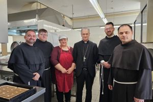 Nadbiskup Kutleša posjetio Pučku kuhinju na Svetom Duhu koja dnevno priprema 400 obroka