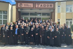Održan prvi susret svećenika, redovnika i redovnica rodom iz župa Janjevo, Letnica i Vrnavokolo