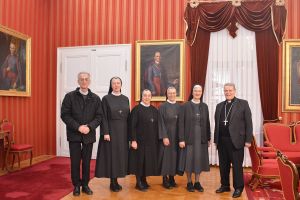 Predbožićni posjet Milosrdnih sestara sv. Križa nadbiskupu Hraniću
