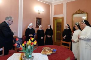 Redovnice čestitale Uskrs biskupu Rogiću