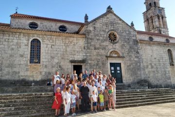 Sestre kćeri Milosrđa ugostile skupinu Ukrajinaca na otoku Korčuli Sestre kćeri Milosrđa ugostile skupinu Ukrajinaca na otoku Korčuli