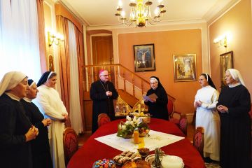 Uskrsno čestitanje redovnica biskupu Tomislavu Rogiću
