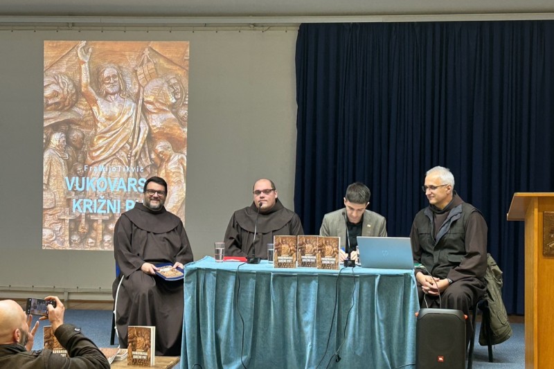 Vukovar: Predstavljen molitvenik „Vukovarski križni put“ fra Mije Tikvića